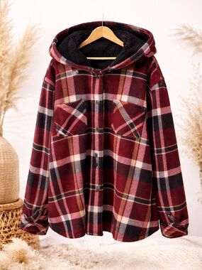 Realtree  Woman’s Hooded Flannel Shacket Burgundy Plaid L Outdoor Hunting